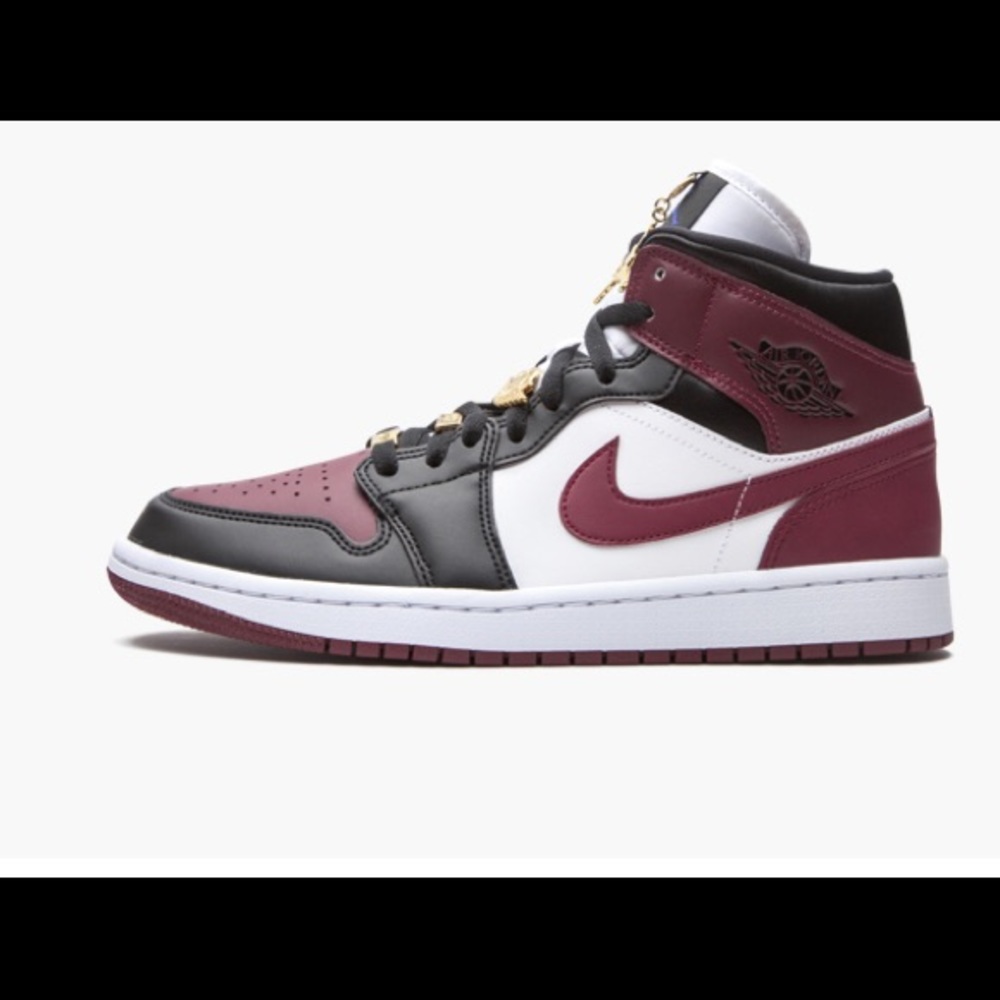Jordan
Womens size 9.5 Air Jordan 1 Mid SE betroot